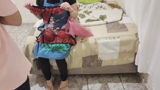 Patron hizmetçi iç çamaşırını hediye olarak veriyor ve denemesini izliyor