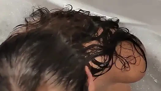 Gerçek evli orta yaşlı seksi kadın kocası işteyken beni emdi ve mastürbasyon yaptı. Onu gerçekten sikmek istiyorum