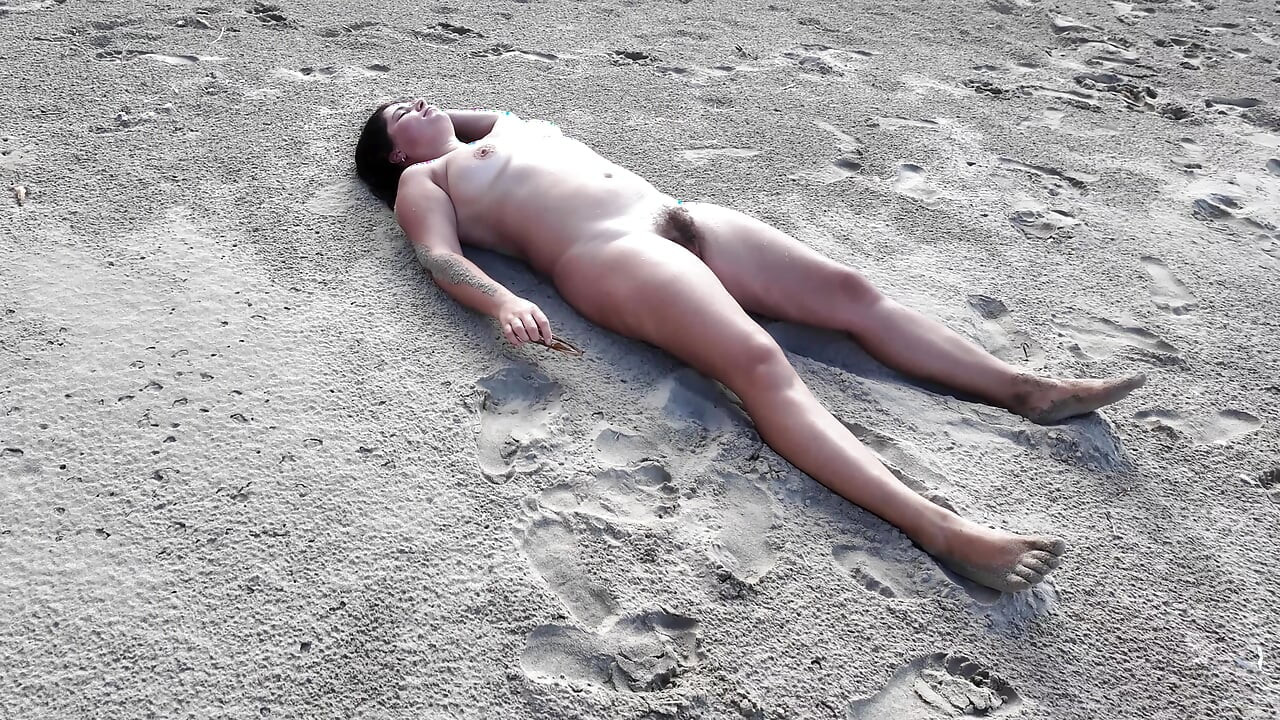 Küstah bir yabancı kıllı orta yaşlı seksi kadını çıplak sikiyor
