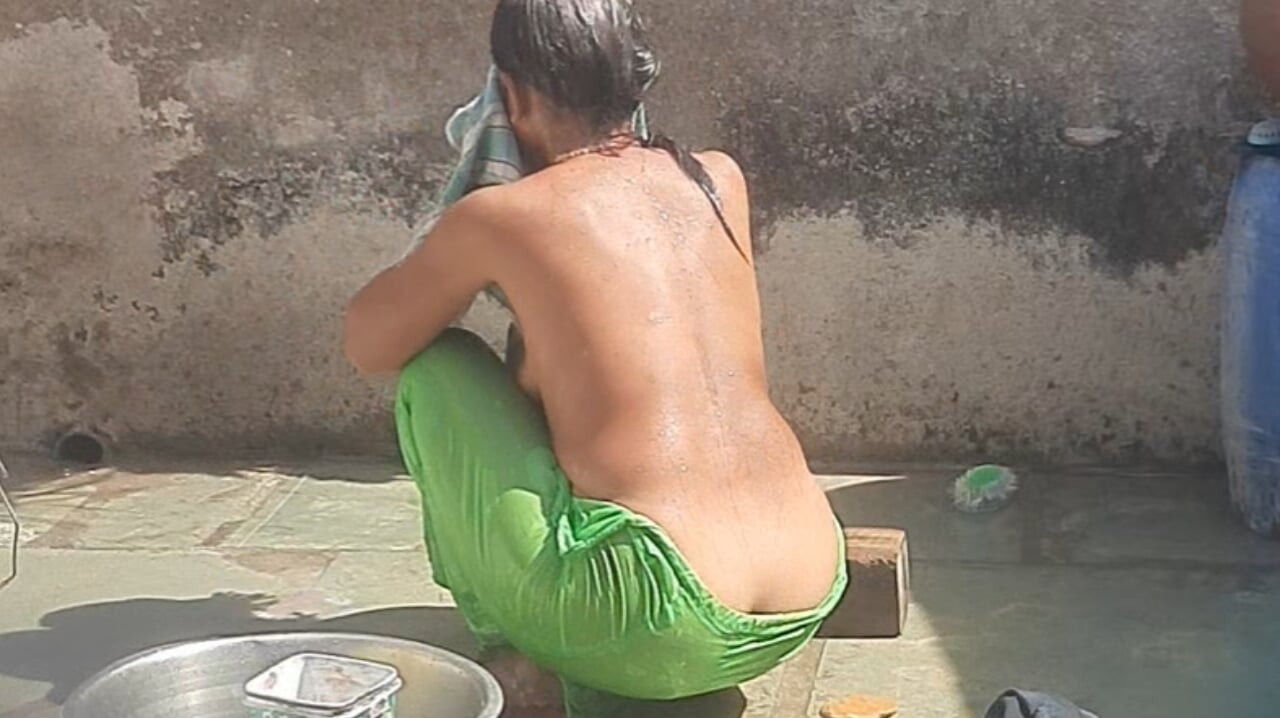 Üvey erkek kardeş yaşlı üvey kız kardeşini açık banyoda banyo yaparken gördü