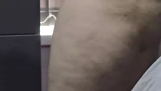 Üvey oğlu üvey annesinin önünde yeni kıyafetlerle soyundığını gördükten sonra neredeyse ağlayacaktı