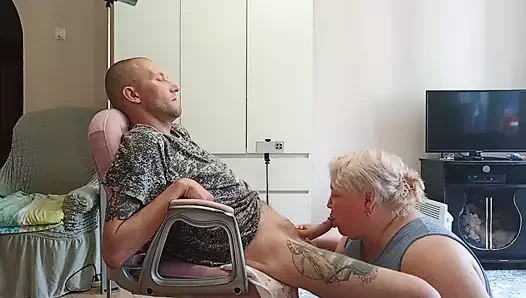 Evli kadın kayınvalidesini derin sakso çekiyor ve döl yutuyor