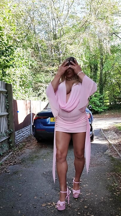 Seksi Crossdresser kellycd2022 seksi pembe kıyafetim ve topuklu ayakkabılarım içinde
