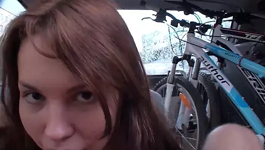 Bir güzel esmer genç itibaren almanya alır ona kedi çarptım içinde the araba