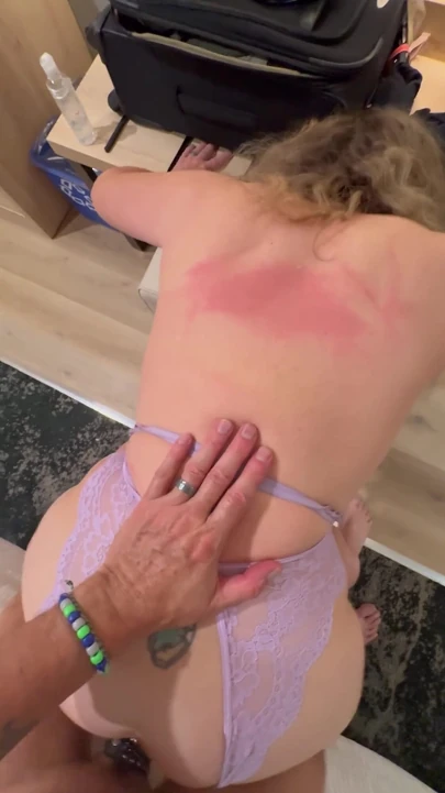 Pawg orta yaşlı seksi kadın emiyor ve biniyor