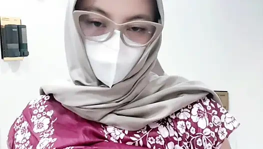 Batik elbiseli bir kızın çeşmesi