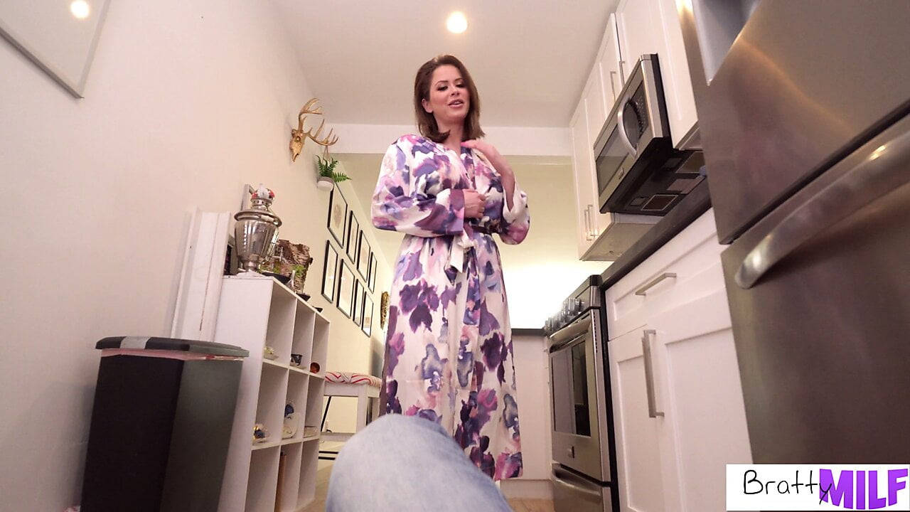 Brattymilf -büyük baştankara milf emily addison sıcak bj ve horoz binmek verir