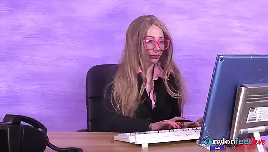 Seksi patron Ania ayaklara karşı bir şeyin olduğunu öğreniyor