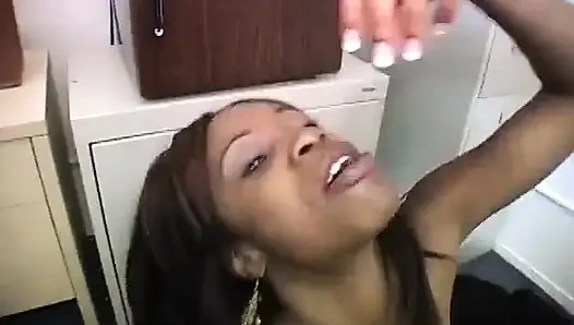 Dos chicas flacas pueden chupar la polla en su boca