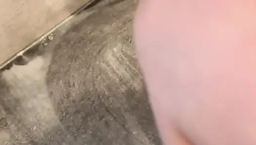 Sırılsıklam kapşonlu kızla banyo zeminini temizliyor, dizlerinin üzerinde