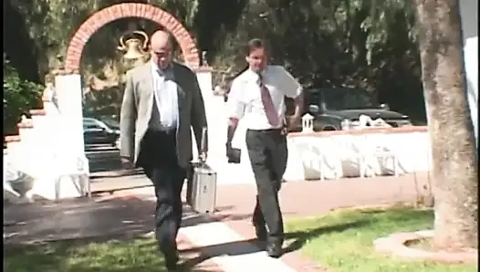 Adam yatakta başka bir adama sakso çektirirken kadının ayaklarını sikiyor