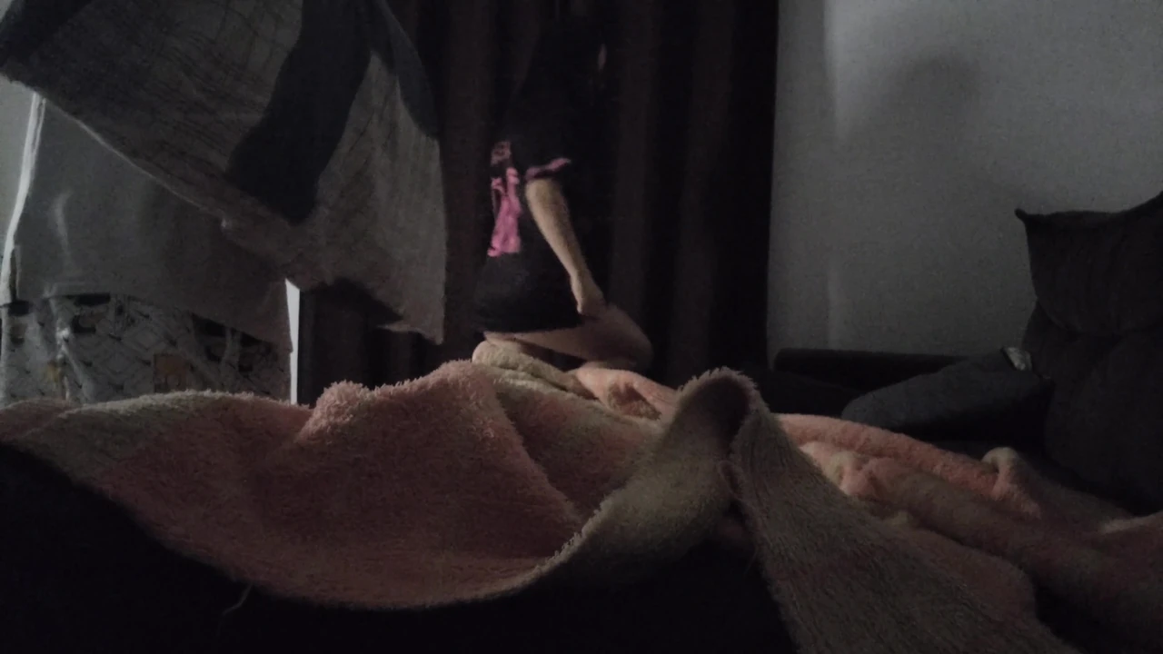 सौतेली आंटी ने योजनाबद्ध की ताकि वह सौतेले भतीजे के साथ सोफे साझा कर सके