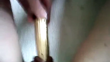 Lezzetli kedi dudakları ve altın yapay penis