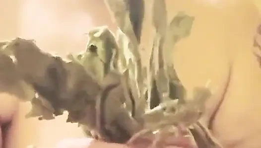 Nüdist bir kolonidayım bitki alıyorum ben çok çıplak yaramaz bir serseriyim