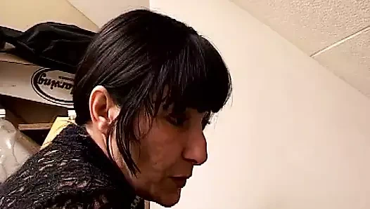 Komşunuz herkesi sikiyor ve şimdi 1 numaralı aletinizi istiyor