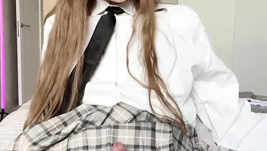 Okuldan sonra trans yarakla mastürbasyon yapıyor - üniformalı eteğimin altında ne var bir bak