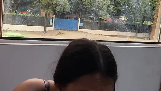 Herkes pencerenin yanından geçerken beni penisime atlatmayı çok seviyor