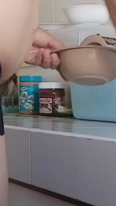 Desi teyze yemek pişirirken. Endonezyalı bekar anne evde yalnız aşkı arıyor. | Klip 1