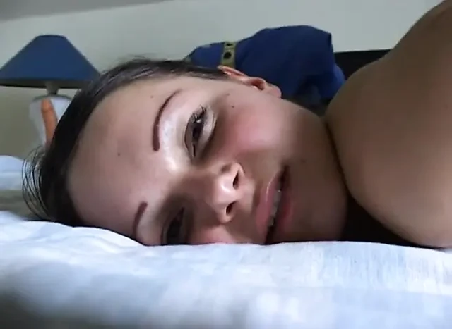 Anal bakire ilk kez arkadaşı tarafından parmaklanıyor