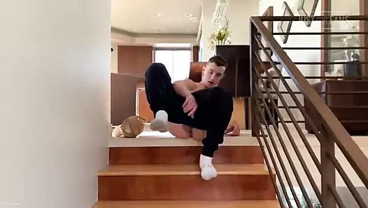 Baba sikikleri oğlan eyersiz üzerinde the merdivenler