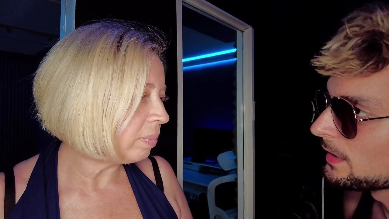 Yahudi genç erkek avcısı bana kayan yıldızı sikmeyi öğretiyor