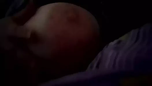 Göğüslerini parçalıyor