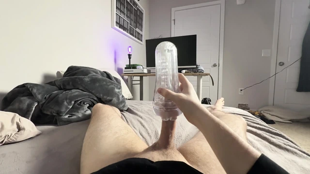 Net bir cep amcığını son derece derin sikiyorum - oyuncağı ve yüksek sesle erkek inlemesini dolduran transparan boşalma