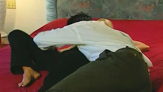 Azgın sarışın olgun yalanıyor ve sert sikiliyor