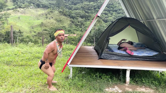 Маленький индеец находит женщину отдыхающей в лесу, он возбуждается, глядя на ее задницу, и в итоге засовывает ей в рот свой член.