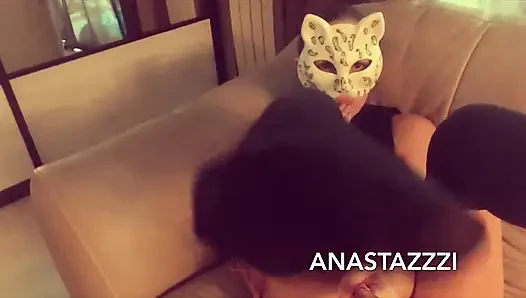 Kız amını kırbaçlıyor ve hoşuna gitti! - vajinal taşaklar içeride!:)