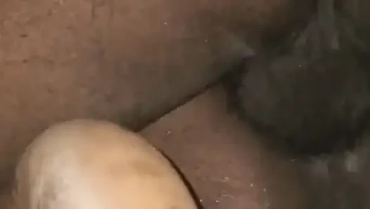 Büyük bir yarakla amımı sikiyorum