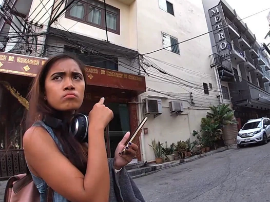 Seyahat eden amatör genç çift bir otelde harika seks yapıyor