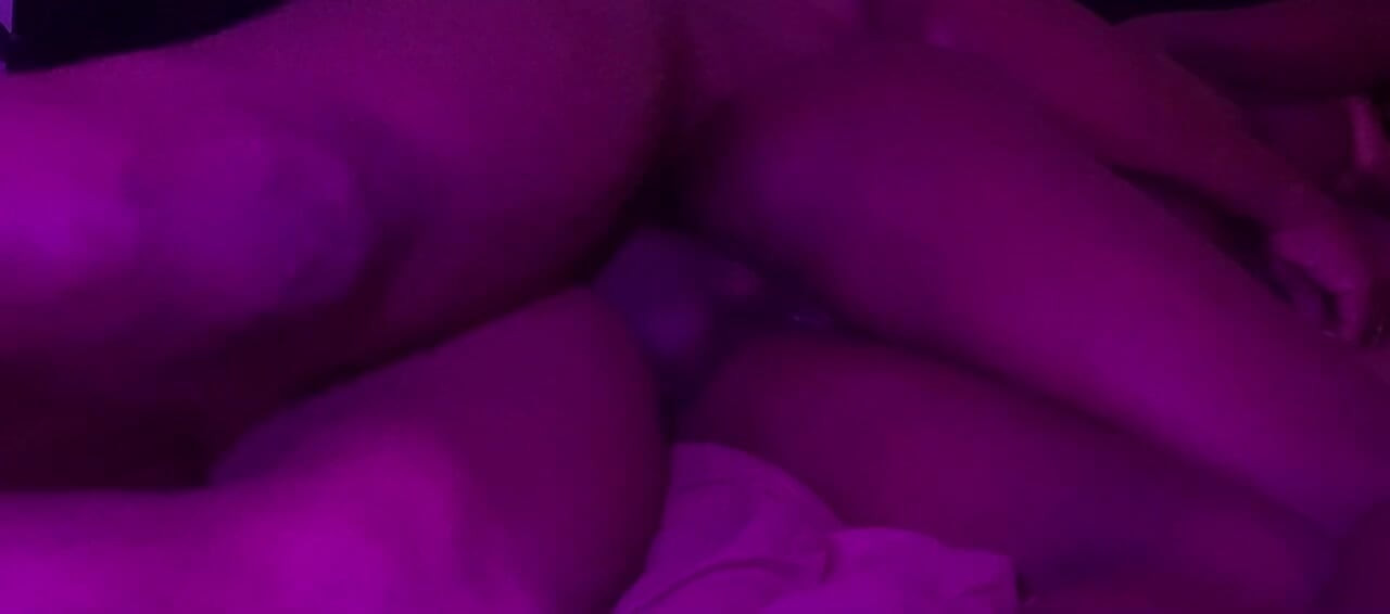 Seksi zenci 18 yaşındaki sıkı sulu amcık büyük zenci yarağı tarafından arkadan sert sikiliyor