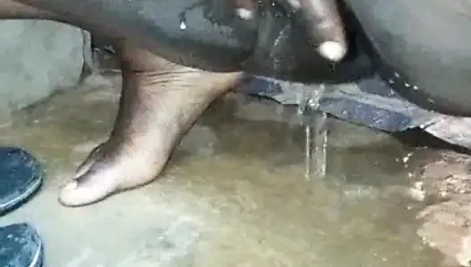 Kendini fışkırtıyor, sadakatsiz kadın