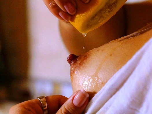 Annie kendini bir portakalla alay ediyor