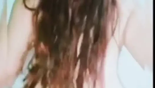 Sarı tanga içinde güzel göğüsler ve büyük bir göt ile bir Meksikalı latina amatör milf ile seks