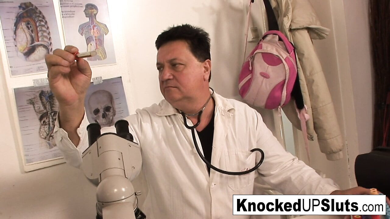 Seksi kızıl saçlı doktor ofisinde berbat ve sikikleri