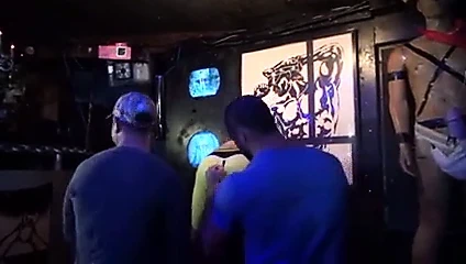 Erkek striptizci beklediğinden fazlasını alır