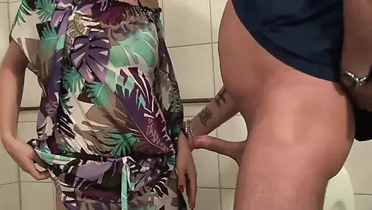 Dövmeli kızıl saçlı kız amcığını tuvalette sikiyor