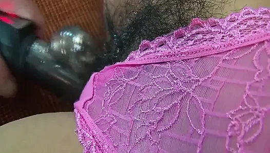 Dövmeli adam kanepede kıllı amcıklı büyük memeli Asyalı kızı sikiyor