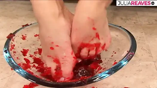 Seksi kız uzun bir yarak emiyor ve sonra ayaklarına sikiliyor