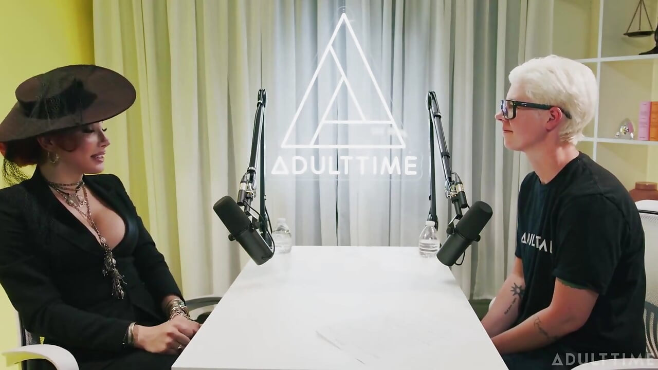 Ariel Demure bir zamanlar birinin bağırsağını içeriden hissetti mi?! | Adult Time Podcast