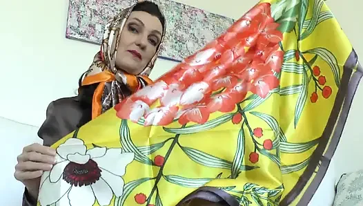 Heyecan verici saten eşarp oyunları! Lady Victoria Valente