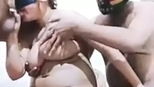 Desi yenge tangoda üçlü seks yapıyor - sıcak seks şovu