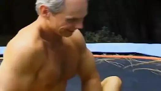 Bir horoz üfleme ve derin sikme deneyim tarafından bir sarışın milf