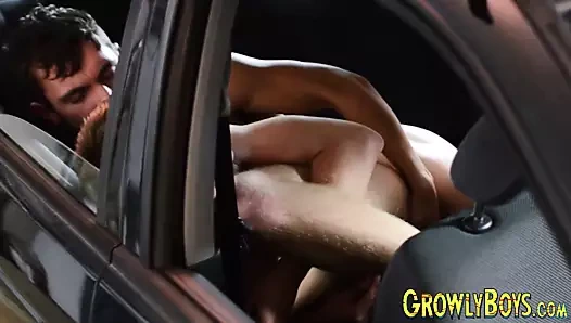 Growl damızlık sikikleri genç adam raw sonra uzun özensiz dicksucking