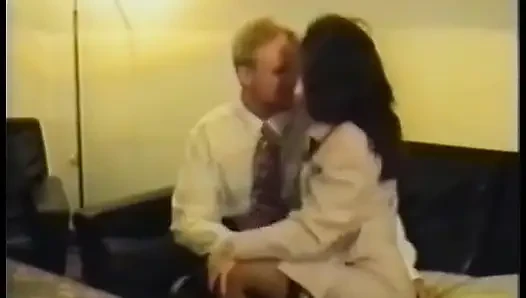 Kırmızı iç çamaşırlı seksi fahişe sıkı amcığını büyük bir yarakla dolduruyor