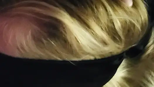 Gözleri bağlı kız arkadaş yarak emiyor ve mastürbasyon yapıyor