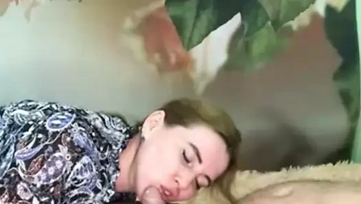 Sugarnadya en sevdiği müşterisine derin bir sakso çekiyor