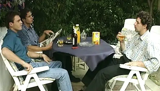 Güzel Alman genç kız göt deliğini dölle dolduruyor